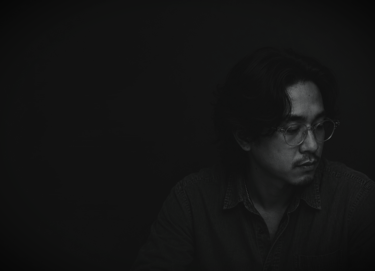 Black-and-white portrait of Aaron Suarez looking to the right