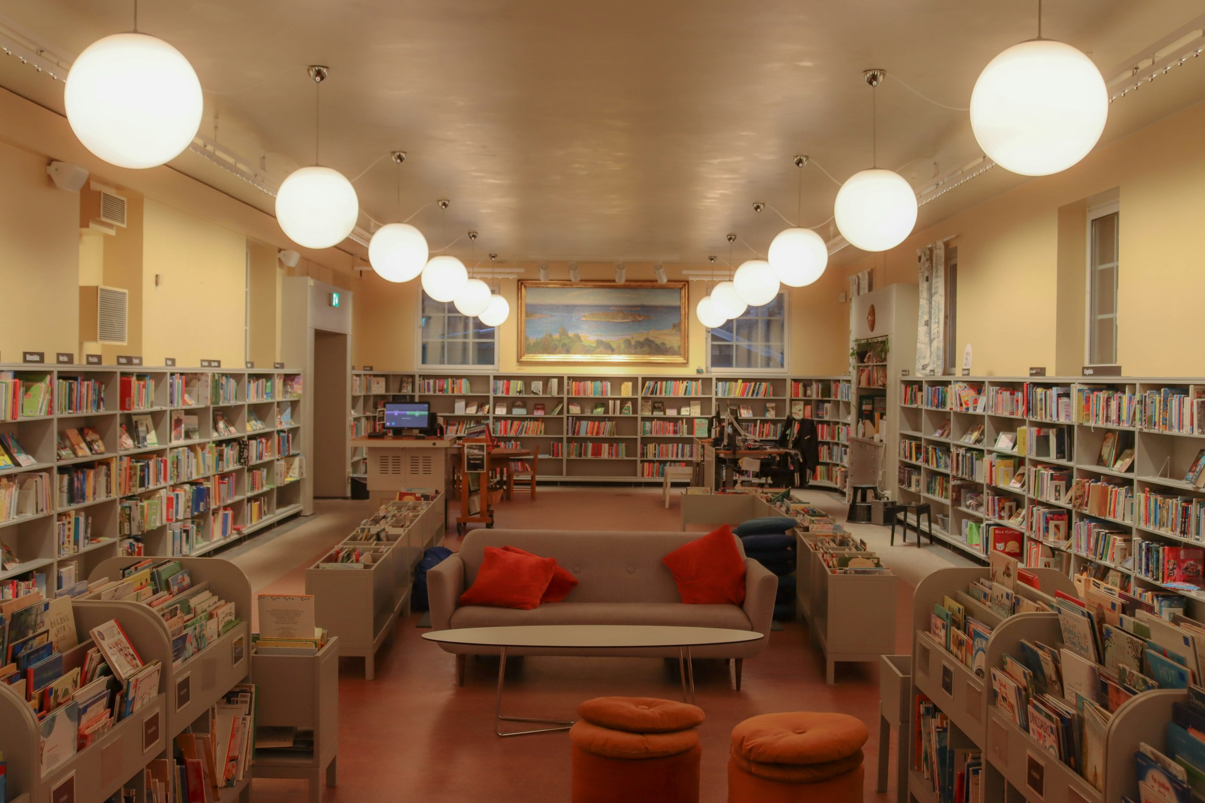 A public library arranged around a reading room